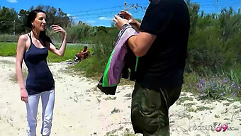 Jung Und Alt Kommen Für Wilde Strandbegegnung Zusammen