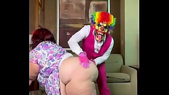 Natalies Kinky Äventyr På Cirkusen Med Clown-Gibby Och Heta Möten