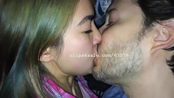 Joven Adolescente Asiática Y Su Pareja Disfrutando Del Sexo Interracial