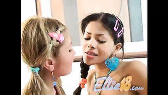 As Adolescentes Ellie E Carina Se Entregam Ao Prazer Mútuo Com Vistas De Perto De Dedilhado E Lambida