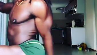 Hombre Afroamericano Hace Twerkings Con Cuerpo Natural