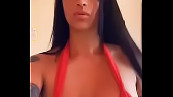 Scopri le curve seducenti e gli attraenti attributi di Kali su OnlyFans!