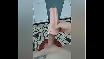 Fata Seducatoare Cu Tatuaje Se Bucura De Un Penis Mare Si Orgasme Multiple