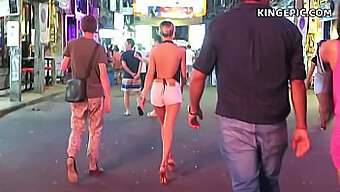 Podróżnik Eksploruje Nocne Życie Tajlandii W Pattaya.