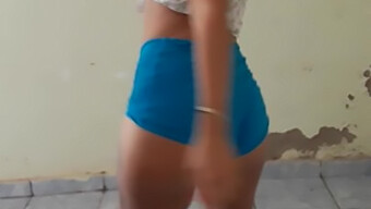 Latina Sensuelle Danse De Manière Séduisante En Tenue Sexy