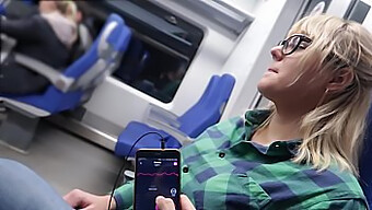 Masturbation dans le train d'une adolescente avec des jouets sexuels télécommandés