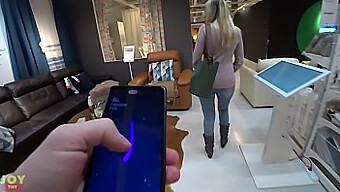 Chica Amateur Juega Con Un Vibrador En Una Tienda Pública