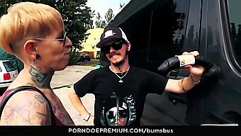 Una Milf Alemana Kinky Con Tatuajes Y Piercings Se Involucra En Sexo Caliente Al Aire Libre En Una Parada De Autobús