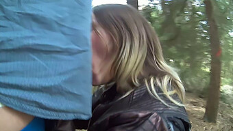 Europäische Schönheit Barbara Gibt Einen Gekonnten Blowjob Im Wald