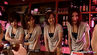 Petites Adolescentes Asiatiques S'Engagent Dans Une Orgie De Sexe Échangiste Sauvage Dans Un Club Japonais