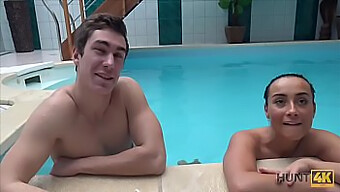 Vidéo cachée d'un rendez-vous au bord de la piscine avec une aide financière