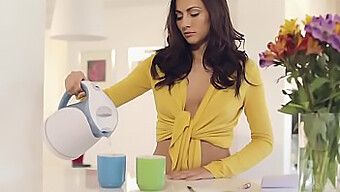 Michaela Isizzu Serveert Koffie Aan Twee In Metart-Video