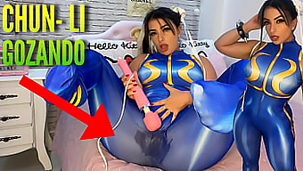 Kecantikan cosplay yang menggoda berpakaian sebagai watak Street Fighter terlibat dalam permainan intim dengan vibrator H-tachi-nya, mencapai klimaks yang intens dan membasahi seluar dalam dan seluar dalamnya