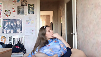 Ragazza Europea Adolescente Fa Un Pompino E Ingoia Lo Sperma In Un Video Amatoriale