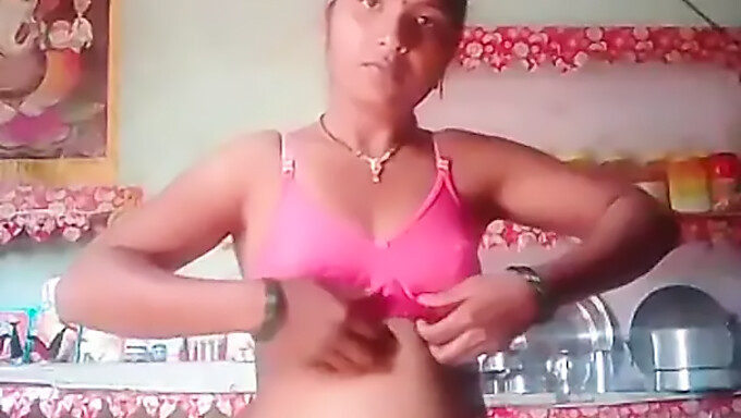 Tía india captura selfie desnuda con sus grandes tetas