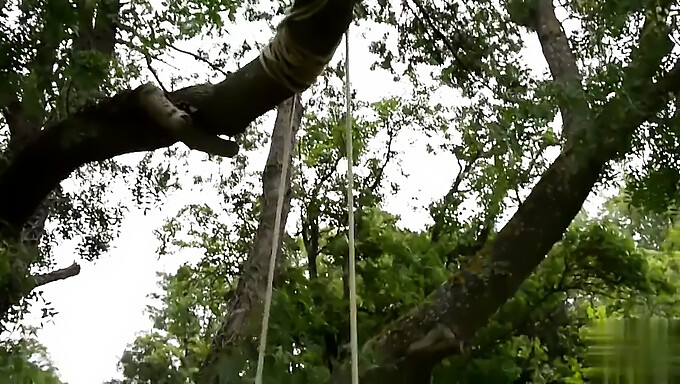 Luna Amor et sa petite amie s'amusent dans la cour