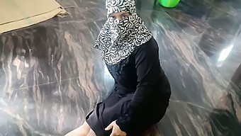 Η Ασιάτισσα Hijab Κοπέλα Επιθυμεί Νέο Σύντροφο Για Σκληρό Σεξ