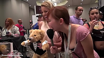 La Camgirl Asiática Tetona Britney Amber Y Su Oso De Peluche En La Exposición De Entretenimiento Alternativo