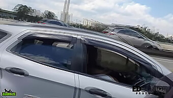 Samochodowa Laska Sao Paulo, Angel Takemura, Daje Dzikiego Loda Na Poruszającej Się Autostradzie.