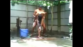 Neha, Kecantikan Bengali, Menanggalkan Pakaiannya Untuk Mandi Al Fresco, Berpura-Pura Mencoba Dengan Pemuda Tetangga