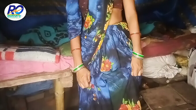 La caméra cachée du beau-père indien capture la jupe de sa belle-fille de 18 ans