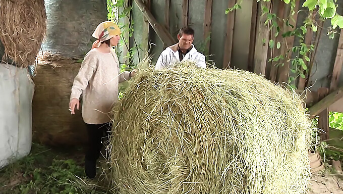 Немачки фармери дивљају у пољима у овом врућем и тврдом видеу.