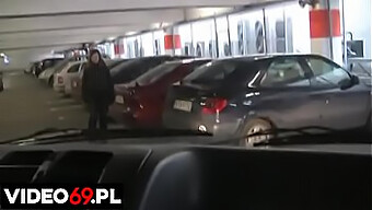 Uma Jovem Faz Um Boquete Em Um Carro No Estacionamento De Um Shopping Center.