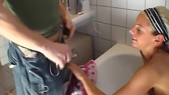 Mujer Rubia Se Dedica A Actividades Sexuales En El Baño.