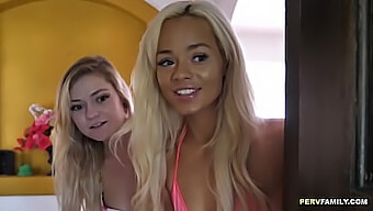 Isorintainen Blondi Elle Saa Pilluaan Nuoltua Ja Sormetettua Tässä Kuumassa Videossa