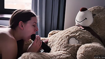 Estudante Universitária Se Masturba No Dormitório Na Tv Plushies