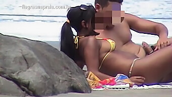 Bella Dagli Occhi Marroni Si Fa Scopare La Figa In Spiaggia..