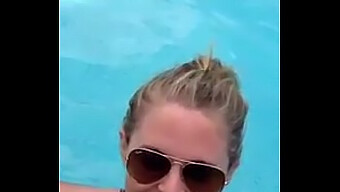 Une Blonde Fait Une Fellation Publique Dans Une Piscine, Capturée Sur Un Téléphone Portable