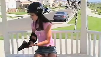 Seule Et Excitée: Le Plaisir Solo En Plein Air D'Une Adolescente Patineuse