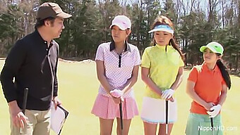 Nackte asiatische Teengirls spielen Golf und geben Blowjobs