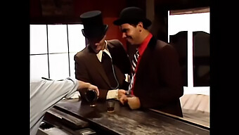 Vintage Piękno Spotyka Się Z Nowoczesną Erotyzmem W Tej Gorącej I Przyjaznej Scenie.