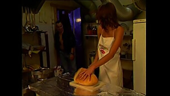 Sesso Hardcore In Cucina Con Uno Stallone Muscoloso E Un Cuoco Sensuale