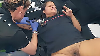 ¡esposa Amateur Cambia El Sexo Por Tatuajes Con Un Talentoso Maestro De Tinta!