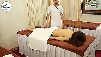 Massage Dịu Dàng Dẫn Đến Tình Dục Đồng Tính Nữ Và Hậu Môn Mãnh Liệt