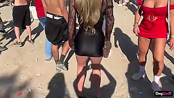 Denybarbie.Com.Br: Rubia Cachonda Se Lo Monta En El Baño De La Fiesta