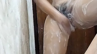 Una Zia Desi Sorpresa In Una Posizione Compromettente Con Uno Studente In Bagno. Non Perdere Questo Video Piccante!