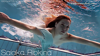 Salaka Ribkina ผจญภัยใต้น้ําที่เย้ายวนใจกับสาวผมน้ําตาลอายุ 18 ปี