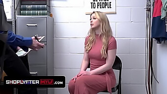 Sunny Lane, Una Belleza Madura, Invita A Un Guardia De Seguridad A Su Espacio Privado Para Un Encuentro Íntimo, Participando En Varias Posiciones, Incluyendo Vaquera Inversa Y Por Detrás.