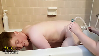 Une Femdom Amateur Entraîne Une Soumise Pour Un Jeu Anal Sous La Douche