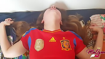 Seorang wanita muda Spanyol membantu seorang pria kehilangan keperawanannya (Ejakulasi mengganggu)