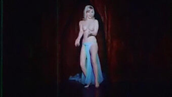 Frumusețea Americană Vintage Mesirlou Are O Performanță De Dans Topless Tentantă