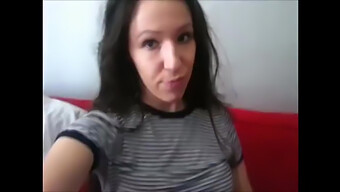 Laura Honey Sıkı Ve Seksi Külotlarını Satıyor