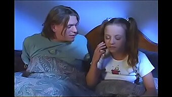 Vintage-Schwulen-Porno mit einem großen Daddy und einem Teenager-Babysitter