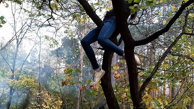 Dekle se prepusti javni masturbaciji in ustvari lezbično fantazijo