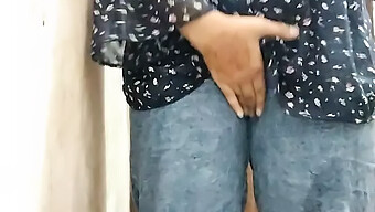 Une Étudiante Indienne Desi Prend Une Douche Et Enregistre