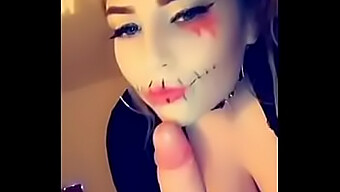 Amelia Skye Élvezi A Forró Halloween Találkozást Egy Brit Ménessel